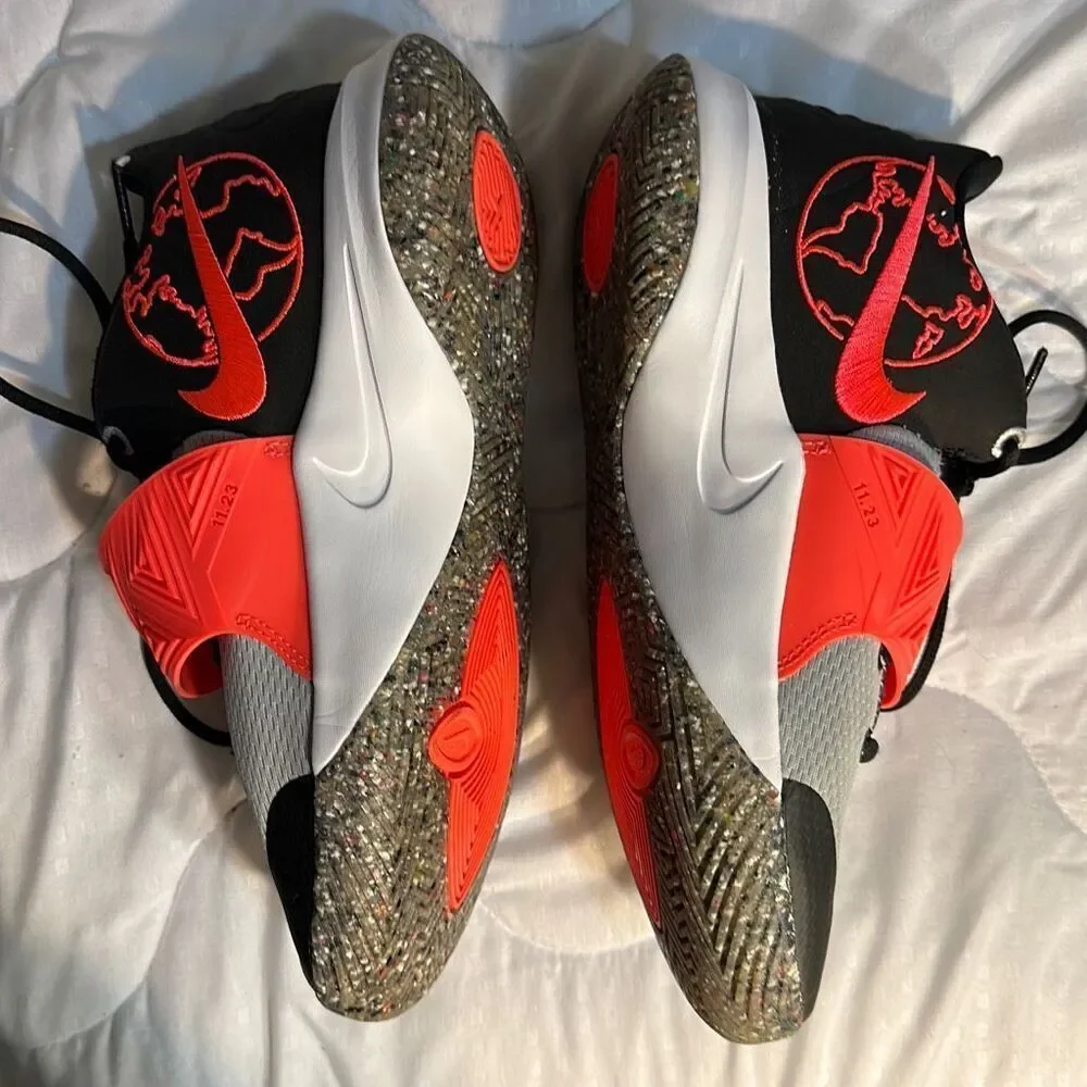 Nike Kidzen Fly Trap Size 6 Youth